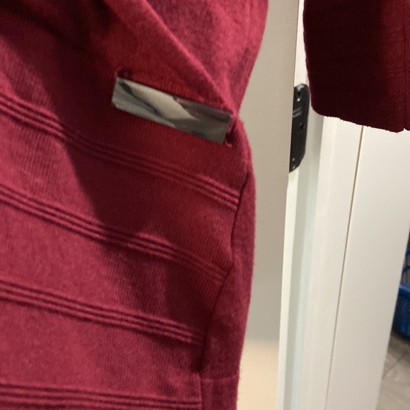 Nice Burgundy Sweater. - Picture 4 of 7